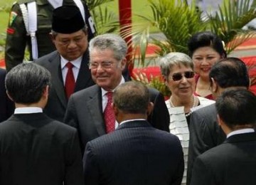 Heinz Fischer dan istri (tengah)