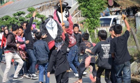 Helaran sasapian pada 'Cihideung Festival 2013' di Desa Wisata Bunga Cihideung, Kecamatan Parongpong, Kabupaten Bandung Barat, Ahad (3/11). (Republika/Edi Yusuf)