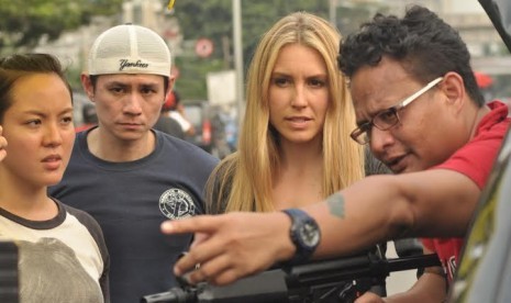 Helfy Kardit (kanan) saat mengarahkan aktris Hollywood Sarah Carter (dua dari kanan) dalam produksi film 