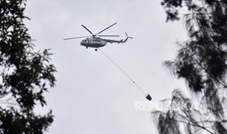 Helikoper tipe MI 8 EY-225 milik Badan Nasional Penanggulangan Bencana (BNPB) terbang dengan membawa wadah air usai melakukan pemadamam kebakaran di Taman Nasional Gunung Merbabu (TNGM), Thekelan, Getasan, Kabupaten Semarang, Jawa Tengah, Rabu (17/10/2018).