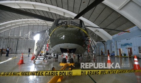 Helikopter Agusta Westland (AW) 101 terparkir dengan dipasangi garis polisi di Hanggar Skadron Teknik 021 Pangkalan Udara Halim Perdanakusuma, Jakarta Timur, Kamis (9/2).