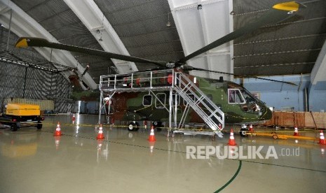 Helikopter Agusta Westland (AW) 101 terparkir dengan dipasangi garis polisi di Hanggar Skadron Teknik 021 Pangkalan Udara Halim Perdanakusuma, Jakarta Timur, Kamis (9/2).