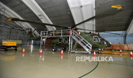 Helikopter Agusta Westland (AW) 101 terparkir dengan dipasangi garis polisi di Hanggar Skadron Teknik 021 Pangkalan Udara Halim Perdanakusuma, Jakarta Timur, Kamis (9/2/2017).