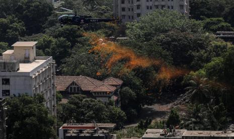 Helikopter Angkatan Udara India menaburkan bunga di atas Rumah Sakit Sir Jamseetjee Jejeebhoy India sebagai bentuk penghormatan kepada petugas medis yang memerangi virus corona.