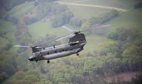 Helikopter angkut militer Chinook.