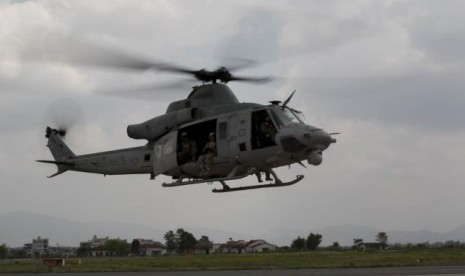 Helikopter AS UH-1Y Huey saat terbang menuju Bandara Internasional Tribhuvan untuk melakukan misi kemanusiaan di Nepal, 13 Mei 2015.