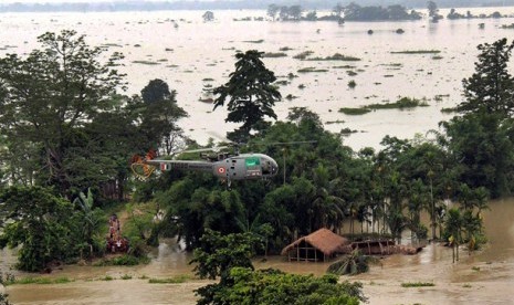 Helikopter AU India di atas area banjir di Snoitpur, Assam, India, Senin (1/7) 