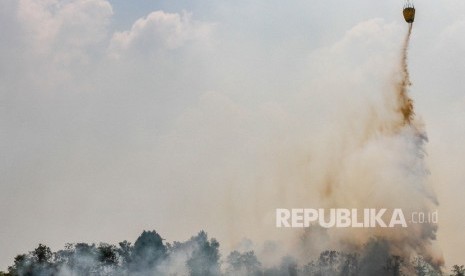 Helikopter Water Bombing Padamkan Karhutla di Kalsel. Ilustrasi