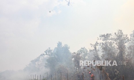 Helikopter Badan Nasional Penanggulangan Bencana (BNPB) melakukan water bombing di atas lahan gambut yang terbakar (ilustrasi)