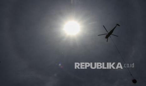 Helikopter Badan Nasional Penanggulangan Bencana (BNPB) melakukan water bombing diatas lahan gambut yang terbakar di Desa Teluk Kenidai, Kabupaten Kampar, Riau, Kamis (7/10/2021). Badan Meteorologi Klimatologi dan Geofisika (BMKG) Stasiun Pekanbaru mendeteksi adanya peningkatan titik panas (hotspot) pada Kamis (7/10) di wilayah Sumatera sebanyak 154 titik, diantaranya tersebar di Aceh 1 titik, Sumatera Utara 23, Sumatera Barat 35, Sumatera Selatan 8, Jambi 8, Kepulauan Riau 3, Bangka Belitung 13, Bengkulu 1, Lampung 10 dan Riau sebanyak 52 titik panas. 