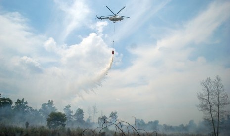 Helikopter BNPB jenis MI-8 melakukan pemadaman dari udara di atas lahan yang terbakar di Pekanbaru, Riau, Rabu (10/8). 