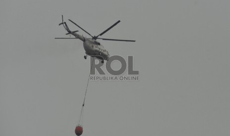 Helikopter BNPB lepas landas sebelum melakukan pengeboman air (water bombing) di wilayah Cengal, Ogan Komering Ilir, Sumatera Selatan, Jumat (6/11).Republika/Edwin Dwi Putranto