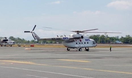 Helikopter BNPB yang digunakan mengangkut air untuk memadamkan lahan terbakar saat berada di Bandara Syamsudin Noor, Banjarbaru, Kalimantan Selatan.