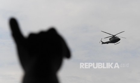  Helikopter melintas saat aksi demonstrasi didepan istana negara, Jakarta, Jumat (4/11).