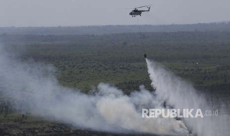 Helikopter MI-17 milik BNPB melakukan pemadaman kebakaran lahan dari udara (water bombing) di Desa Lebak Deling, Pangkalan Lampam, Ogan Komering Ilir (OKI), Sumatera Selatan, Kamis (3/8). 