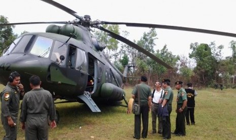 Helikopter Mi-17 yang dioperasikan Penerbad saat mendarat di lapangan Desa Temajuk, Kecamatan Paloh, Kabupaten Sambas, Kalimantan Barat.