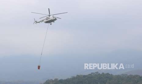 Helikopter MI-8 melakukan water bombing untuk pemadaman kebakaran hutan gunung Ciremai, Kuningan, Jawa Barat, Ahad (14/10).