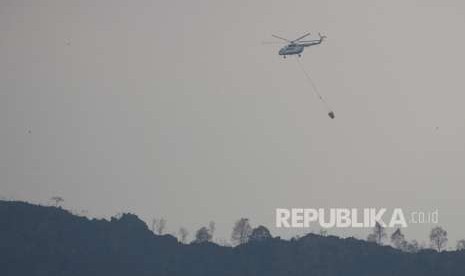 Helikopter MI-8 melakukan water bombing untuk pemadaman kebakaran hutan gunung Ciremai, Kuningan, Jawa Barat, Minggu (14/10). 