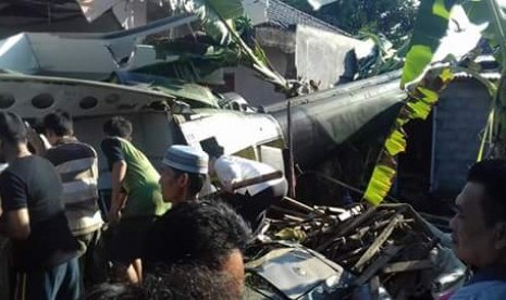 Helikopter milik TNI AD jatuh menimpa rumah di Dusun Kowang, Tamanmartani, Kalasan, Kabupaten Sleman, Daerah Istimewa Yogyakarta, Jumat (8/7). 