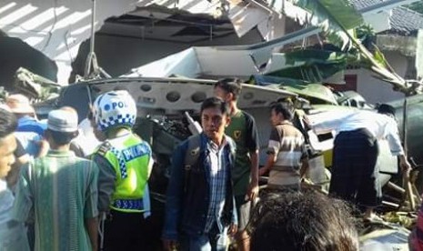 Helikopter milik TNI AD jatuh menimpa rumah di Dusun Kowang, Tamanmartani, Kalasan, Kabupaten Sleman, Daerah Istimewa Yogyakarta, Jumat (8/7). 