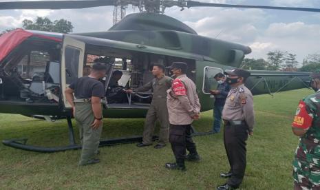 Helikopter milik TNI-AD terpaksa mendarat darurat di lapangan bola di Desa Kedungdawa, Kecamatan Gabuswetan, Kabupaten Indramayu, Jumat (8/4/2022). 