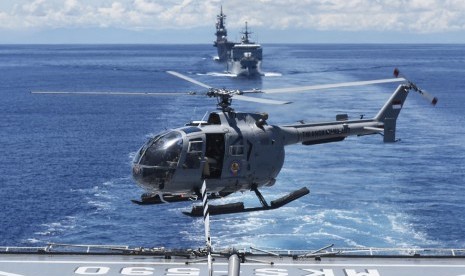 Helikopter milik TNI Angkatan Laut lepas landas dari KRI Makassar disela latihan laut Marine Naval Excercise Komodo (MNEK) 2016 di Perairan Kepulauan Mentawai, Sumatera Barat, Kamis (14/4).