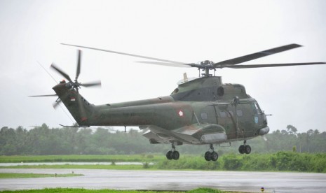 Helikopter Puma yang mengangkut pasukan TNI AU dan petugas Basarnas Pontianak terbang dari Skadron 1 Lanud Supadio di Kabupaten Kubu Raya, Kalbar, Ahad (28/12).