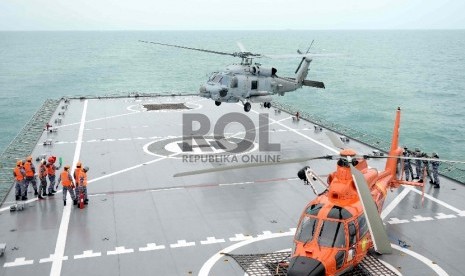 Helikopter Seahawk milik US Navy mendarat di KRI Banda Aceh, Kalteng, Selasa (6/1). Seahawk ini ikut membantu dalam pencarian pesawat AirAsia QZ8501 di Selat Karimata. 