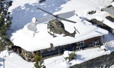 Helikopter terbang di atas sebuah rumah di Prefektrur Tokushima, pekan lalu. Helikopter ini membantu warga yang terisolasi akibat turunnya salju tebal. 