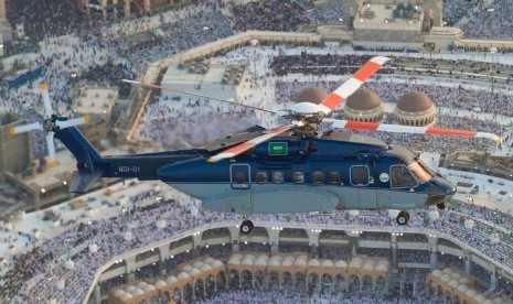 Helikopter terus mengawasai kawasan udara Makkah yang dipenuhi jamaah umroh di 10 hari terakhir Ramadhan.