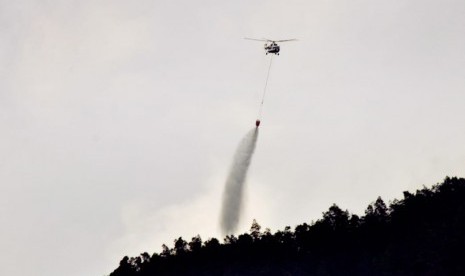  Helikopter Water Bombing  MI 8 milik BNPB memadamkan titik api dari udara, di wilayah Dusun Ngaduman, Desa Batur, Kecamatan Getasan, Kabupaten Semarang, Rabu (17/10). Upaya pemadaman api yang membakar hutan kawasan lereng Merbabu mulai mendapatkan dukungan dari udara.