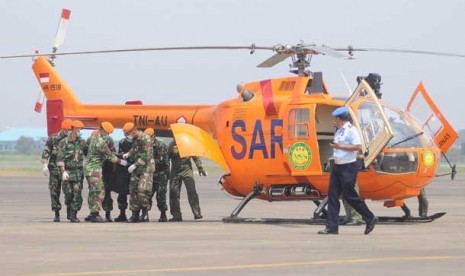 Helikopter yang membawa jenazah korban kecelakaan pesawat Sukhoi Super Jet 100 tiba di Bandara Halim Perdanakusuma, Jakarta, Sabtu (12/5).