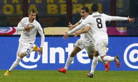 Hellas Verona's Nico Lopez (L) celebrates with teammates after scoring against Inter Milan during their Italian Serie A soccer match at the San Siro stadium in Milan November 9, 2014