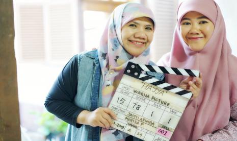 Helvy Tiana Rosa dan Asma Nadia. Novel mereka diadaptasi menjadi film Jomblo Fii Sabilillah.