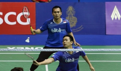 Hendra Setiawan berusaha mengembalikan shuttlecock.