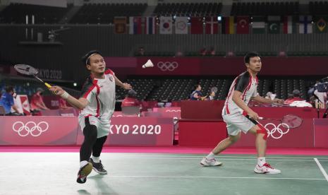 Hendra Setiawan dan Mohammad Ahsan (kiri), ganda putra dari Indonesia, bermain melawan Choi Sol-gyu dan Seo Sung-jae dari Korea Selatan dalam pertandingan bulu tangkis grup ganda putra pada Olimpiade 2020, Selasa, 27 Juli 2021, di Tokyo, Jepang.