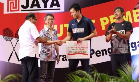 Hendra Setiawan (dua kanan) menerima bonus dari PB Jaya Raya sebesar 500 juta Rupiah, usai meraih medali emas Kejuaraan Dunia 2019 di Basel Swiss. 