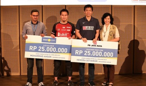 Hendra Setiawan (kedua kanan) dan Mohammad Ahsan (kedua kiri) saat menerima bonus usai menjuarai All England 2019.