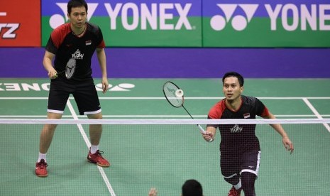 Hendra Setiawan (kiri) dan Mohammad Ahsan saat menghadapi Wahyu Nayaka Arya Pankaryanira/Ade Yusuf Santoso di Hong Kong Open 2019.