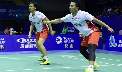 Mohammad Ahsan (kanan), saat berpasangan dengan Hendra Setiawan.