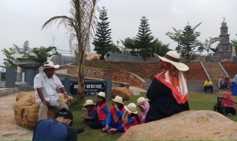 Hendry Chandrawinata sedang bercerita tentang sejarah Jawa Barat pada siswa sekolah yang datang berkunjung ke Hidden Valley Hills