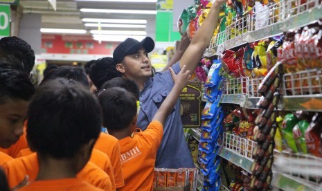 Hengky Kurniawan dan BMH berbagi dengan anak-anak yatim dan dhuafa