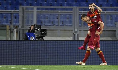 Pemain AS Roma Henrikh Mkhitaryan dan Edin Dezko