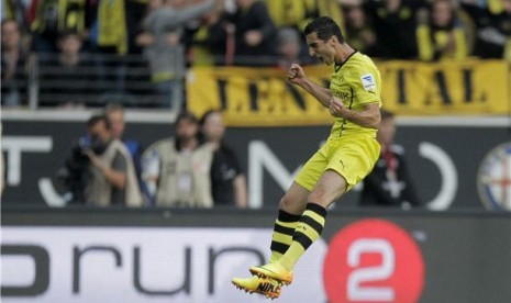 Henrikh Mkhitaryan, gelandang Borussia Dortmund, meluapkan kegembiraannya usai menjebol gawang Eintracht Frankfurt dalam laga Bundesliga di Frankfurt Main, Jerman, Ahad (1/9). 