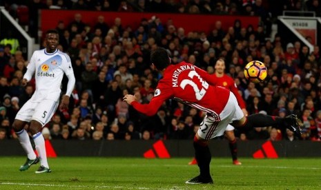 Henrikh Mkhitaryan melepas tendangan akrobatik dengan tumit untuk membawa Manchester United mengalahkan Sunderland 3-0.