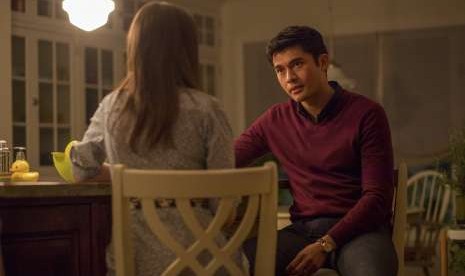 Henry Golding dalam A Simple Favor.