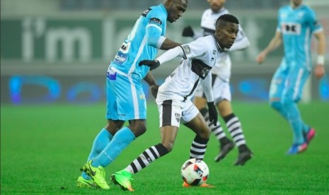 Henry Onyekuru (menggiring bola).