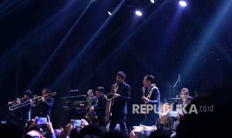 Hentak Penonton Java Jazz. Grup musik Tokyo Ska Paradise Orchestra menghentak penonton dengan musik ska pada gelaran Java Jazz Festival 2016 di JiExpo, Jakarta, Jumat (4/3).