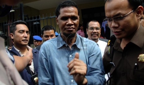  Hercules Rozario Marshal (kemeja biru) dikawal petugas kepolisian usai menjalani pemeriksaan kesehatan di Polda Metro Jaya, Jakarta, Kamis (21/11). (Republika/Yasin Habibi)