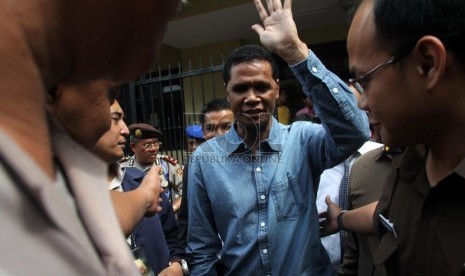  Hercules Rozario Marshal (kemeja biru) dikawal petugas kepolisian usai menjalani pemeriksaan kesehatan di Polda Metro Jaya, Jakarta, Kamis (21/11). (Republika/Yasin Habibi)